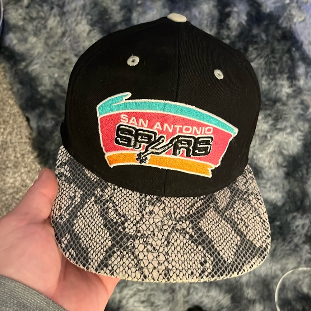NBA SanAntonioSpurs faux snakeskin bill adult 1size fits all ‘old school’logoHat
